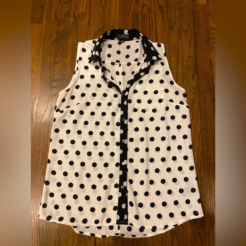 The limited polka dotted cut off sleeve blouse